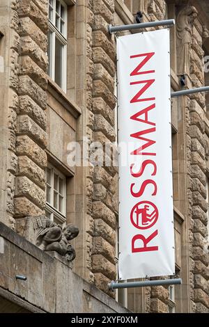 Flagge in einem Rossmann-Geschäft im Stadtzentrum von Leipzig. Der Unternehmer Dirk Rossmann hat es Stockfoto