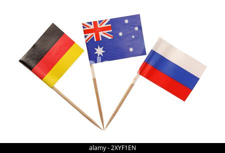 Kleine Papierflaggen von Russland, Australien und Deutschland isoliert auf weiß Stockfoto