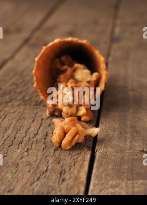 Eis mit Bio Walnüsse auf einem rustikalen Holztisch Stockfoto