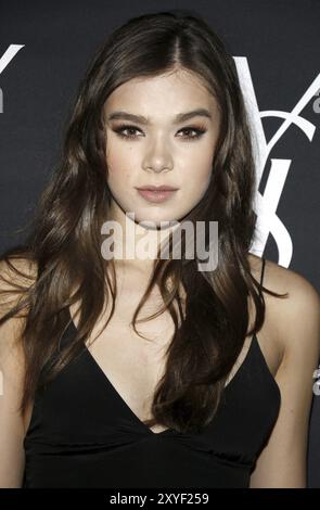 Hailee Steinfeld von Zoe Kravitz feiert ihre neue Rolle mit Yves Saint Laurent Beauty, die am Mai beim Gibson Brands Sunset in West Hollywood, USA, stattfindet Stockfoto