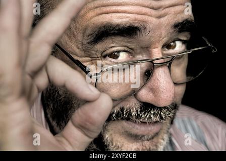 Der Mann zeigt das OK-Zeichen Stockfoto