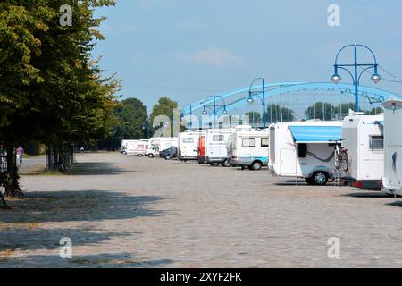 Touristenkarawanen am Elbufer in Magdeburg Stockfoto