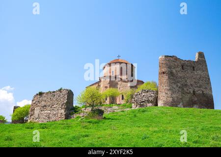 Äußere des Klosters Jvari an einem sonnigen Sommertag ist dies ein georgisch-orthodoxes Kloster aus dem sechsten Jahrhundert, das sich auf dem Berggipfel in der Nähe von Mzcheta, Geo, befindet Stockfoto