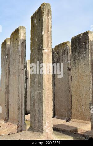 Segmente der Berliner Mauer an einem Lagerplatz im Magdeburger Hafen Stockfoto