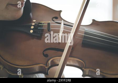 Hübsches junges Mädchen übt auf ihrer Violine, akustische Musik Stockfoto