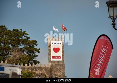 Bayona, Pontevedra, Spanien; 27. August 2024; Ein prominentes Schild auf dem Turm des Parador de Bayona, das stolz Bayonas Liebe zu La Vuel erklärt Stockfoto