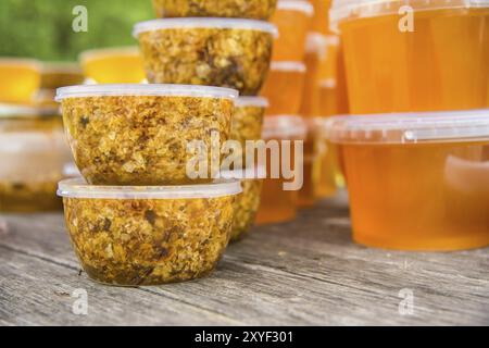 Verkauf von Honig im Freien in Plastikgläsern Stockfoto