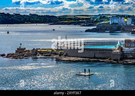 Farbenfroher Lion's den Swimming Area Tinner Lido Swimming Pool Plymouth Harbor English Channel Hoe Park Plymouth Devon England. Schwimmbad gebaut Stockfoto