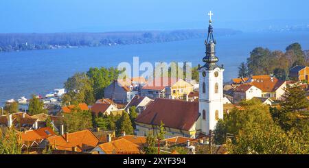 Belgrad, Serbien, Panoramablick auf Zemun aus der Luft mit Kirchturm und Fluss Stockfoto