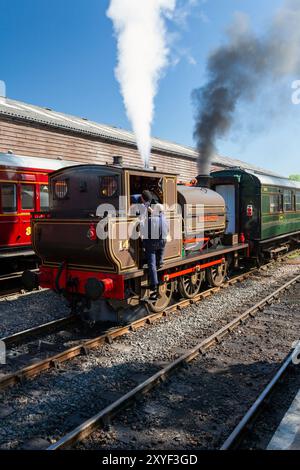 UK, England, Kent, Tenterden Town Station an der Kent and East Sussex Railway mit Lokomotive Nr. 14 „Charwelton“ Stockfoto
