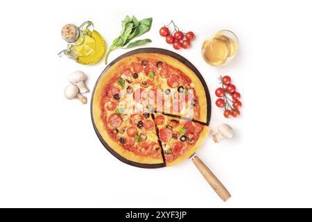 Pepperoni Pizza mit Wein und Zutaten, geschossen von oben auf einen weißen Hintergrund mit kopieren. Pilze, Olivenöl, Basilikum, Tomaten um ein Piz Stockfoto