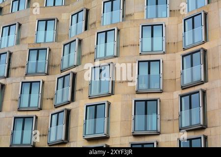 Fassade mit vielen Fenstern im Zentrum Berlins Stockfoto