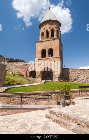 Glockenturm der Svetitskhoveli-Kathedrale in Mzcheta, Georgia. Vertikale Fotografie Stockfoto