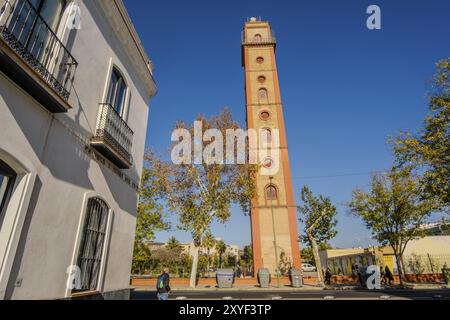 Charmante Straße mit Blick auf den historischen Torre de los Perdigones oder Fabrica de Perdigones, Sevilla, Andalusien, Spanien, Europa Stockfoto