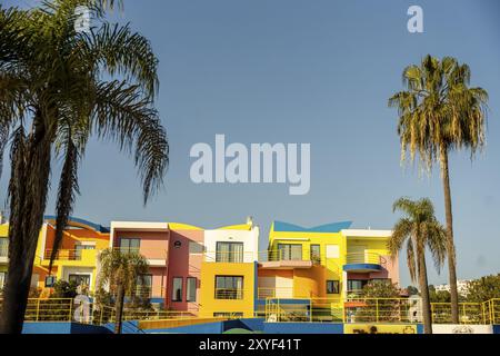 Farbenfrohe Häuser in der Marina von Albufeira, Algarve, Portugal, Europa Stockfoto