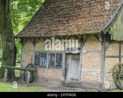 Altes Fachwerkhaus mit Ziegeldach, umgeben von Bäumen und Natur, Bad Zwischenahn, ammerland, deutschland Stockfoto