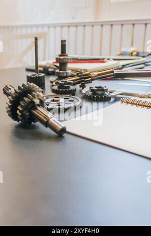 Der Zahnradsatz wird auf der Werkbank eines Teams von Maschinenbauingenieuren platziert, um das Arbeitssystem des mechanischen Getriebes in zu untersuchen und zu konstruieren Stockfoto