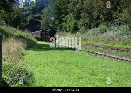 Beachy Head zieht einen Personenzug auf der Bluebell-Bahn. Stockfoto