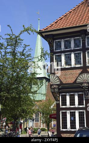 Europa, Deutschland, Hamburg, Bezirk Bergedorf, Sachsentor, Fußgängerzone, Stadt, Einkaufsstraße, altes Fachwerkhaus, Dekoration, Buntglas Stockfoto