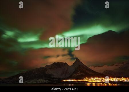Nordlichter (Aurora borealis), Mefjordvaer, Mefjorden, Senja, Troms Fylke, Norwegen, März 2015, Europa Stockfoto