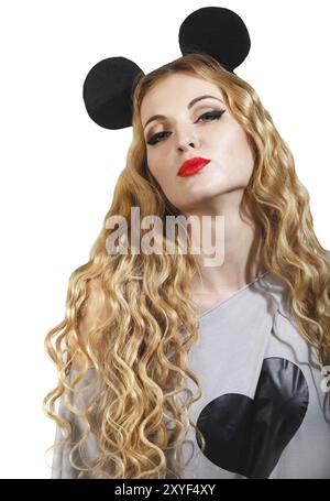 Lächelnde Frau mit einem lächerlichen Haarkleid über weiß Stockfoto