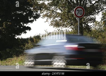 Geschwindigkeit vor einem Schild mit 70 km/h Stockfoto