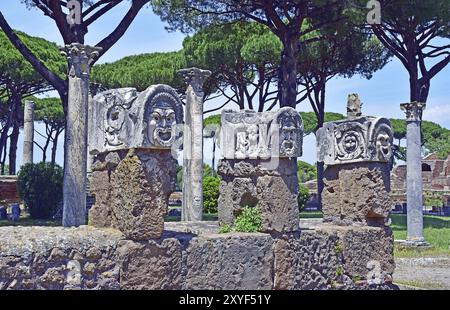 Masken, Kiefern und Säulen, altes Theater, Ostia Antica Stockfoto