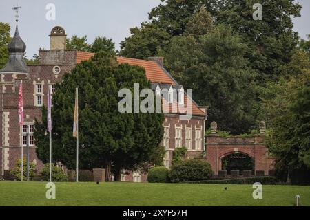 Ein altes Schloss in einem großen Garten, umgeben von Bäumen und grünen Wiesen, eine ruhige Atmosphäre, Gemen, Münsterland, Deutschland, Europa Stockfoto