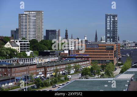 Europa, Deutschland, Hamburg, Elbe, Kreuzfahrtzentrum Altona, Passagierschiff, im Hintergrund Palmaille und Kristall Turm, 72 Meter und Turm der Miche Stockfoto