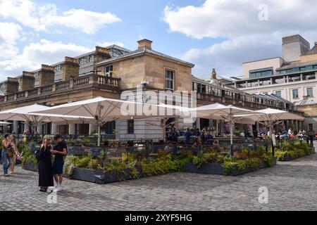 London, England, Großbritannien. August 2024. Belebte Outdoor-Restaurants in Covent Garden, da die britische Regierung Berichten zufolge das Rauchen in bestimmten Außenbereichen, einschließlich Pub-Gärten und Outdoor-Restaurants, verboten hat. (Kreditbild: © Vuk Valcic/ZUMA Press Wire) NUR REDAKTIONELLE VERWENDUNG! Nicht für kommerzielle ZWECKE! Stockfoto