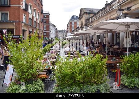 London, England, Großbritannien. August 2024. Belebte Outdoor-Restaurants in Covent Garden, da die britische Regierung Berichten zufolge das Rauchen in bestimmten Außenbereichen, einschließlich Pub-Gärten und Outdoor-Restaurants, verboten hat. (Kreditbild: © Vuk Valcic/ZUMA Press Wire) NUR REDAKTIONELLE VERWENDUNG! Nicht für kommerzielle ZWECKE! Stockfoto