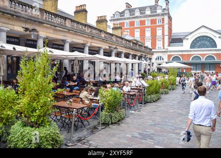 London, England, Großbritannien. August 2024. Belebte Outdoor-Restaurants in Covent Garden, da die britische Regierung Berichten zufolge das Rauchen in bestimmten Außenbereichen, einschließlich Pub-Gärten und Outdoor-Restaurants, verboten hat. (Kreditbild: © Vuk Valcic/ZUMA Press Wire) NUR REDAKTIONELLE VERWENDUNG! Nicht für kommerzielle ZWECKE! Stockfoto