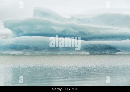 Nahaufnahme des Eisbergs in der Gletscherlagune Fjallsarlon im Vatnajokull-Nationalpark, Island, Europa Stockfoto