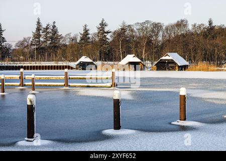 Winter auf der Prerow-Strömung mit Schnee Stockfoto