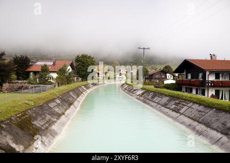 Kleine gemütliche bayerische Bergstadt Wallgau Stockfoto