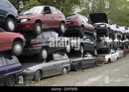 Autos auf einem Schrottplatz Stockfoto