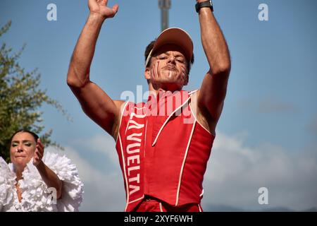 Ayona, Pontevedra, Spanien; 27. August 2024; eine Straßenaufführung in den bezaubernden Straßen von Bayona. Die Szene ist voller Energie als Performing Stockfoto