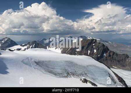 Blick über den Suottasj-Gletscher nach NIAC, Suottasjtjahkka und AKKA-Massiv, Sarek-Nationalpark, Weltkulturerbe Laponien, Norrbotten, Lappland, Schweden, Stockfoto