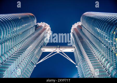 KUALA LUMPUR, MALAYSIA - 28. JULI 2017. Petronas Twin Towers Wolkenkratzer in der Dämmerung am 28. Juli 2017. Das höchste Gebäude der Welt und bleibt das Stockfoto