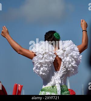 Ayona, Pontevedra, Spanien; 27. August 2024; eine Straßenaufführung in den bezaubernden Straßen von Bayona. Die Szene ist voller Energie als Performing Stockfoto