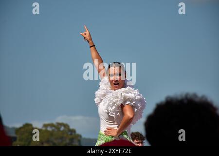 Ayona, Pontevedra, Spanien; 27. August 2024; eine Straßenaufführung in den bezaubernden Straßen von Bayona. Die Szene ist voller Energie als Performing Stockfoto