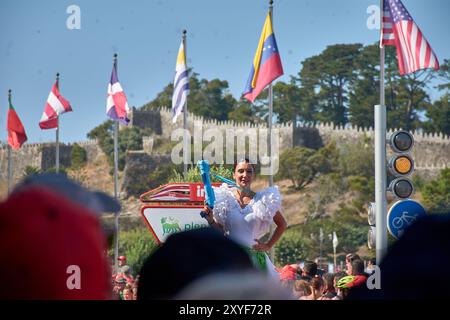 Ayona, Pontevedra, Spanien; 27. August 2024; eine Straßenaufführung in den bezaubernden Straßen von Bayona. Die Szene ist voller Energie als Performing Stockfoto