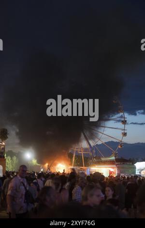 Riesenrad fängt Feuer beim Highfield Festival am Freitag, Stoermthaler See, 17.08.2024 Stockfoto