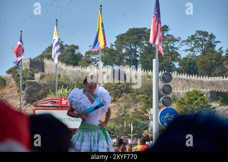 Ayona, Pontevedra, Spanien; 27. August 2024; eine Straßenaufführung in den bezaubernden Straßen von Bayona. Die Szene ist voller Energie als Performing Stockfoto