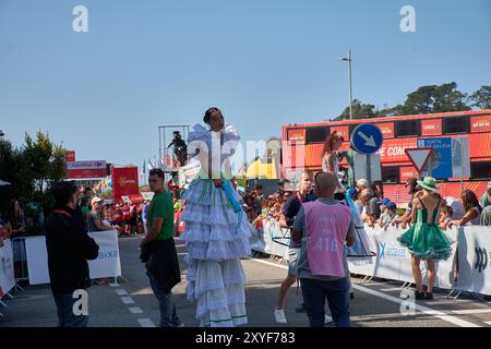 Ayona, Pontevedra, Spanien; 27. August 2024; eine Straßenaufführung in den bezaubernden Straßen von Bayona. Die Szene ist voller Energie als Performing Stockfoto