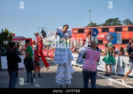 Ayona, Pontevedra, Spanien; 27. August 2024; eine Straßenaufführung in den bezaubernden Straßen von Bayona. Die Szene ist voller Energie als Performing Stockfoto