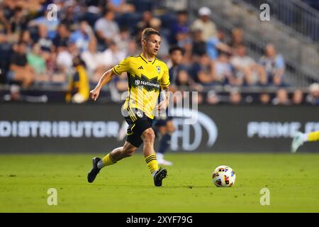 28. August 2024: Der Mittelfeldspieler Alexandru Matan (20) der Columbus Crew steuert den Ball im Subaru Park in Chester, Pennsylvania. Kyle Rodden/CSM Stockfoto