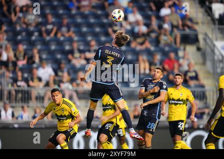 28. August 2024: Philadelphia Union Defender Jack Elliott (3) führt den Ball während der ersten Hälfte eines MLS-Spiels gegen die Columbus Crew im Subaru Park in Chester, Pennsylvania an. Kyle Rodden/CSM Stockfoto