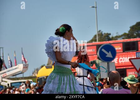 Ayona, Pontevedra, Spanien; 27. August 2024; eine Straßenaufführung in den bezaubernden Straßen von Bayona. Die Szene ist voller Energie als Performing Stockfoto