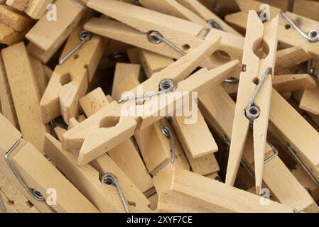 Den Helder, Niederlande. Juli 2022. Isolierte Wäscheklammern aus Holz. Nahaufnahme Stockfoto